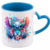 Caneca personalizada com design do Stitch, interior e alça em azul, decorada com flores coloridas.