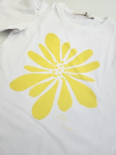 Remera Nena MC Flor con frunces en manga (Blanco) - comprar online