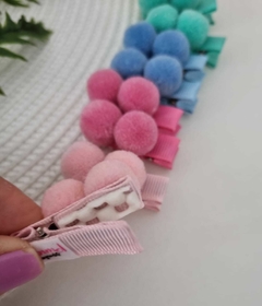 PAR BABY CLIPS POMPOM na internet