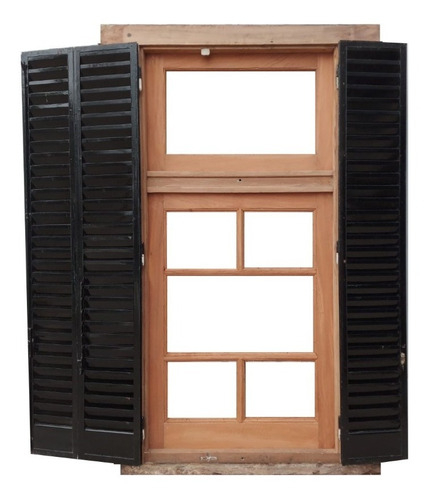 Ventana de madera con celosías de hierro.