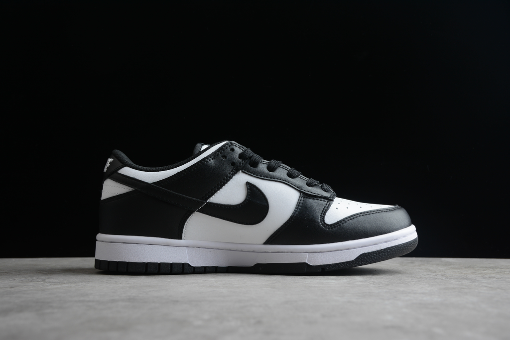 Nike sb dunk discount black and white