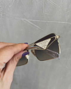 Óculos de sol Prada PR A52s - comprar online