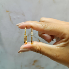 EAR HOOK DE CLICK COM 3 PEDRAS EM ZIRCÔNIA BANHADO A OURO 18 K - comprar online