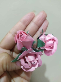 Topo de bolo Rosas de papel na internet