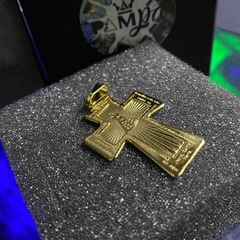 Pingente Crucifixo Nossa Senhora Oração (4,2cmX2,8cm) (Banho Ouro 24k) na internet