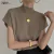 Imagem do "Encanto Nostálgico: Blusa Vintage de Botões, Elegância Streetwear com um Toque Feminino"