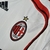 Explore a nostálgica elegância do futebol italiano com a Camisa Milan Away Retrô 2007, uma peça icônica que celebra um dos momentos mais memoráveis da história do AC Milan. Com atenção meticulosa aos detalhes, esta camisa retrô autêntica transporta os tor