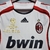 Explore a nostálgica elegância do futebol italiano com a Camisa Milan Away Retrô 2007, uma peça icônica que celebra um dos momentos mais memoráveis da história do AC Milan. Com atenção meticulosa aos detalhes, esta camisa retrô autêntica transporta os tor