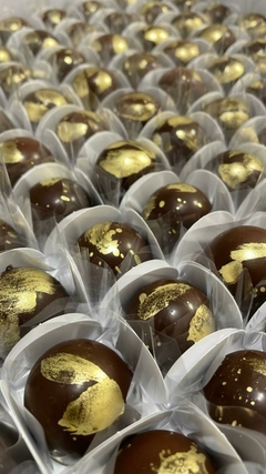 BOMBONS RECHEADOS COM NOZES, COCO E BRIGADEIRO (CENTO)