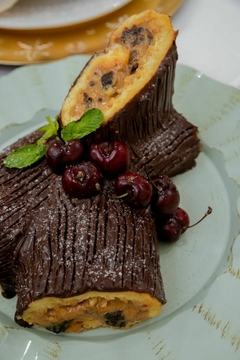 TRONCO NATALINO RECHEADO COM DOCE DE LEITE E AMEIXA PRETA COBERTO COM CHOCOLATE MEIO AMARGO