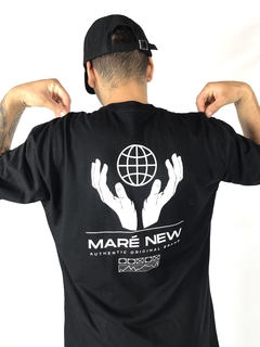 Camiseta Holding the World na internet
