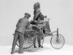 Benz Patent-Motorwagen 1886 c/ figuras e photoetch 1/24 - ICM 24041 - comprar online