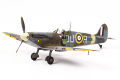 Spitfire Mk. IIa 1/48 - Edição Profipack Eduard 82153 - comprar online