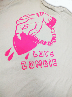 Camiseta "Love Zombie" na internet