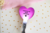 Lightstick Fanmade formato de coração na cor rosa com pequena avaria