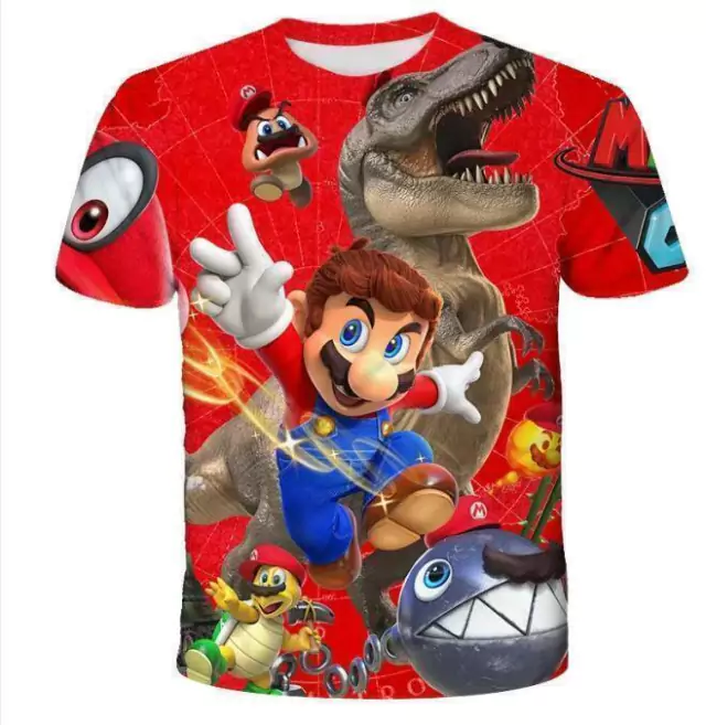 Camiseta infantil com estampa do Super Mario, apresentando Mario, dinossauros e outros personagens do jogo em fundo vermelho.
