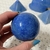 Experimente a elegância e o poder metafísico da nossa Esfera de Quartzo Azul. Sua impressionante semelhança com um planeta azul adiciona um toque de maravilha natural a qualquer espaço. Melhore a comunicação e promova um ambiente sereno em casa ou no trab