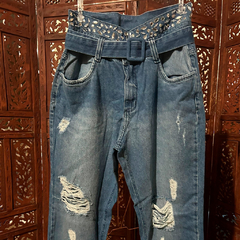 Calça Jeans Pedrarias Cintura Alta com Cinto