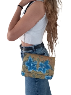 #114A Bolsa artesanal con flores azules - comprar en línea