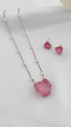 CONJUNTO CORAÇÃO PINK LIGTH COM PÉROLAS BANHO A OURO 18k