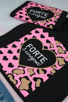 T-shirt Forte e Corajosa Preta na internet