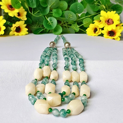 Colar de Pedras Naturais Tailandês em Jade Verde e Quartzo Branco da Coleção Lúcia Helena - comprar online