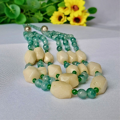 Colar de Pedras Naturais Tailandês em Jade Verde e Quartzo Branco da Coleção Lúcia Helena na internet