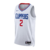 Esta imagem apresenta a frente marcante da Camiseta NBA Los Angeles Clippers Association 23/24. Com uma combinação de branco e vermelho, ela transmite uma sensação de pureza e paixão. O logotipo dos Clippers em destaque adiciona autenticidade. Seja parte 