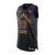 Esta imagem mostra a frente marcante da Camiseta NBA Los Angeles Lakers City 23/24. O preto sólido transmite uma aura de estilo urbano e modernidade. O logotipo dos Lakers em destaque adiciona um toque de autenticidade. Seja parte da cidade com essa peça 