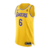 Esta imagem mostra a frente marcante da Camiseta NBA Los Angeles Lakers Icon 23/24. O amarelo vibrante transmite uma aura de energia e paixão pelo jogo. O logotipo dos Lakers em destaque adiciona um toque de autenticidade. Seja parte da equipe com essa pe