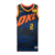 Esta imagem mostra a frente marcante da Camiseta NBA Oklahoma City Thunder City 23/24. Com uma combinação de azul e laranja vibrantes, ela transmite uma energia urbana e moderna. O logotipo dos Thunder em destaque adiciona um toque autêntico. Seja parte d