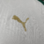 Símbolo Bordado em Dourado: O símbolo da Puma bordado em dourado, um detalhe que ressalta a parceria de sucesso e o prestígio desta camisa Palmeiras. #Puma #BordadoDourado