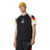 Camisa Alemanha Pré-Jogo 24/25: Vista frontal. Design preto com mangas brancas e detalhes nas cores da bandeira alemã. Escudo DFB centralizado e logo da Adidas. Gola redonda preta, usada pelos jogadores na Eurocopa 2024.