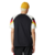 Camisa Alemanha Pré-Jogo 24/25: Vista traseira. Predominantemente preta com mangas brancas, detalhes em vermelho, preto e amarelo. Design elegante e moderno, perfeito para os fãs da seleção alemã durante a Eurocopa 2024.