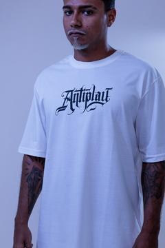 camisas 100% algodão - logo antiplay1994 grande cor off whit & preta - comprar online