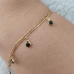 Pulseira com Pedras Pretas Penduradas