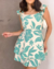 Vestido macacão Yasmin com estampa floral em verde, ideal para looks frescos e descontraídos.