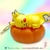 Llavero de Pikachu durmiendo sobre una calabaza naranja