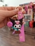 Llavero de Kuromi, un personaje de Sanrio, sosteniendo una paleta y con una correa rosa.