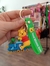 Llavero de Winnie Pooh montado en un tren de juguete, con un llavero verde que dice "Food Winnie Bear".