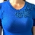 Blusa azul royal com flores em crochê na internet