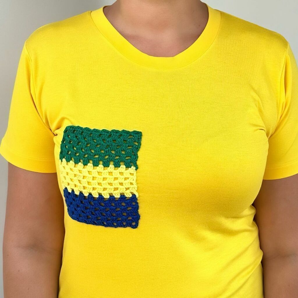 T-shirt com bolso crochê