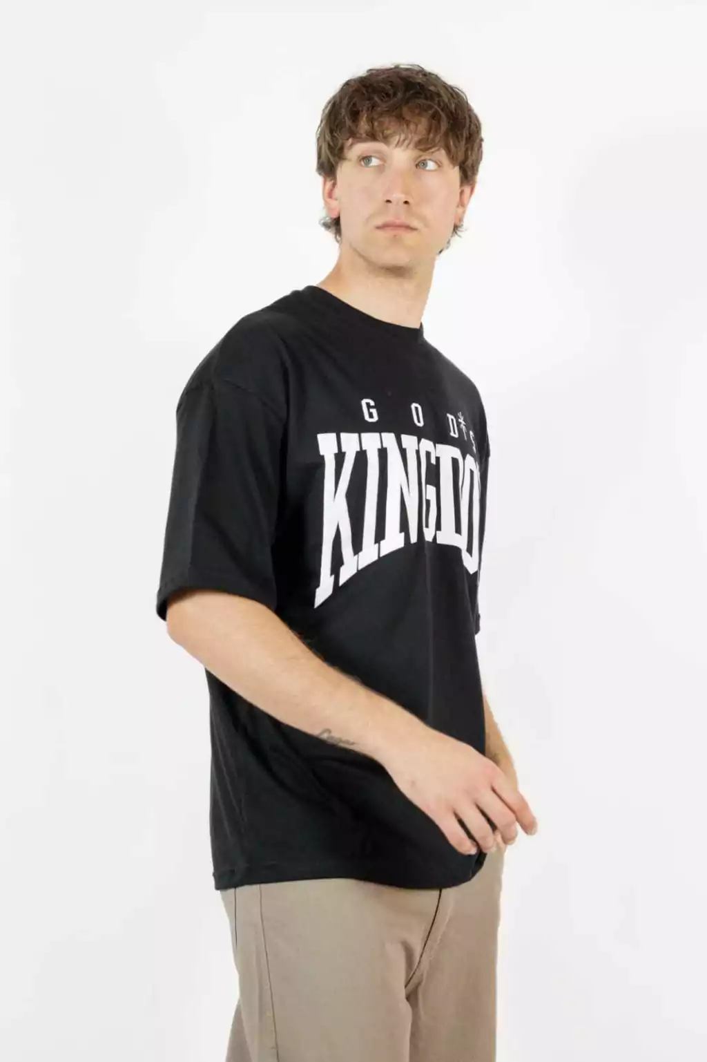 REMERA OVERSIZE KINGDOM NEGRO