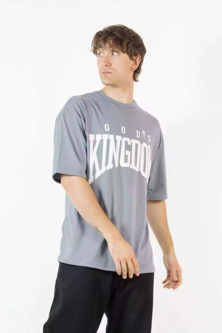 REMERA OVERSIZE KINGDOM GRIS