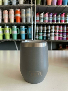 Vaso de vino YETI de 10 oz COLOR GRIS