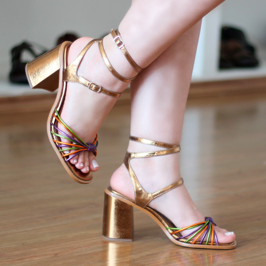 Sapato Feminino Dourado Elegante com Salto Alto Cores Prateado Tamanho 44