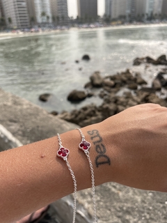 Pulseira Trevo Vermelha Ruby na internet