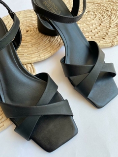 Sandália com tiras finas cruzadas (preta) - comprar online