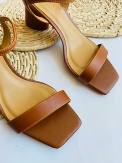 Sandália com tira fina (Caramelo) - comprar online
