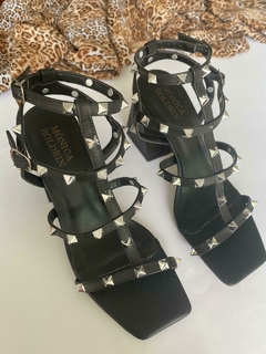 Sandália com tiras spikes (Preto) - Mônica Boldrin Shoes